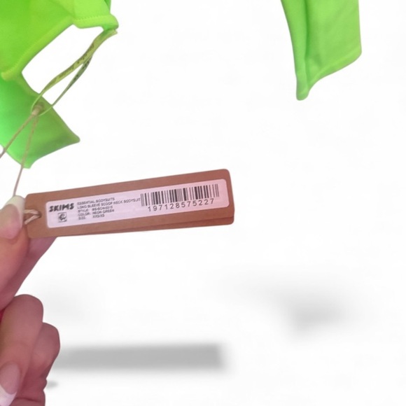 SKIMS ESSENTIAL LONG SLEEVE SCOOP NECK BODYSUIT | NEON GREEN / XXS/XS - Picture 5 of 6